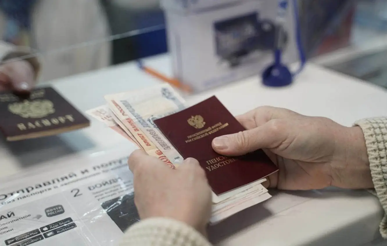 Пенсия без заявлений с 2027 года и прибавка 470 ₽ работающим: кто получит выплаты автоматически по новым правилам СФР.