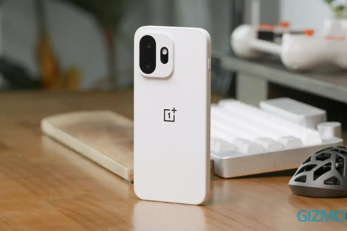смартфон OnePlus и OPPO с новым интерфейсом ColorOS 17 в руках пользователя