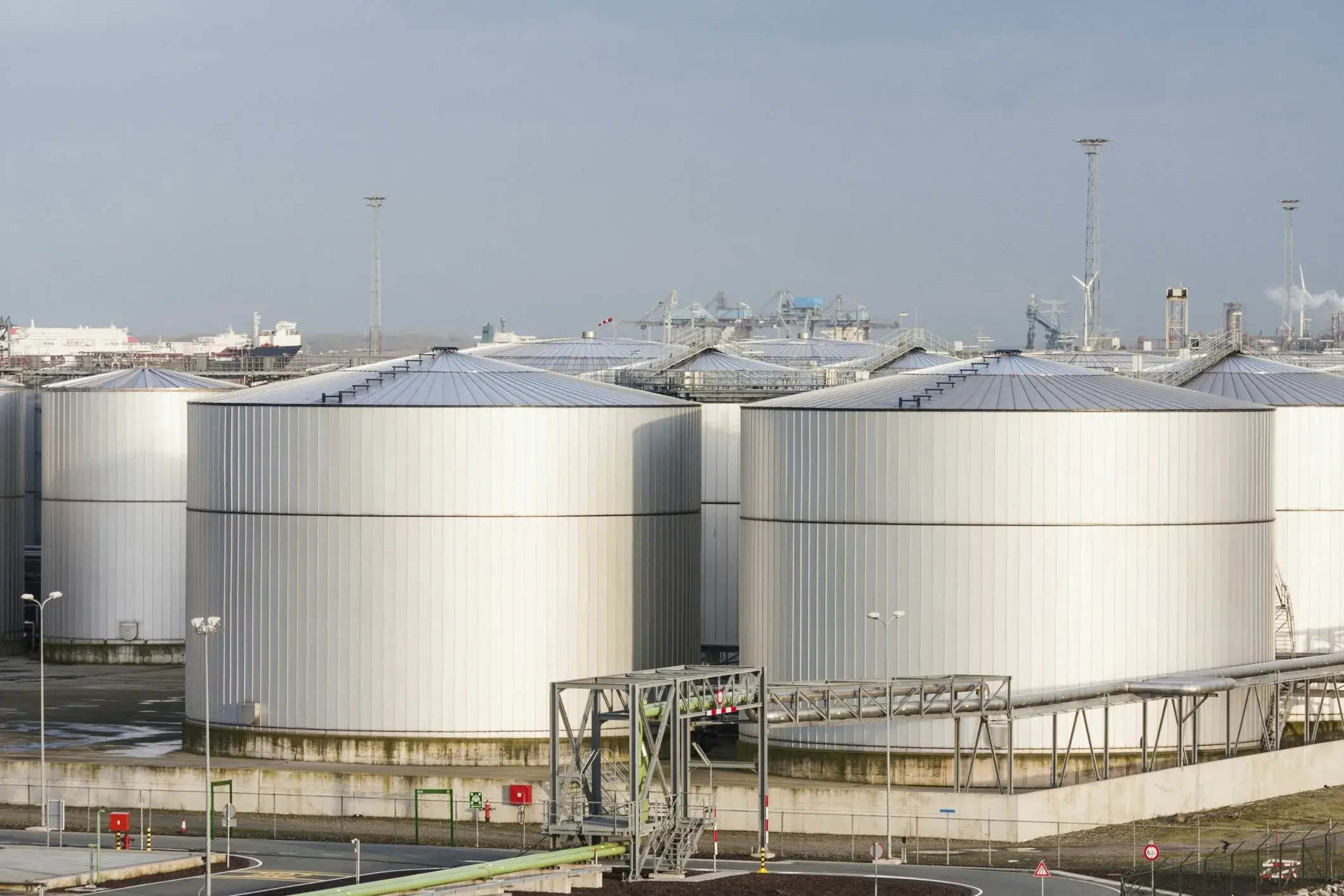 Brent пробил $91, а Urals упал ниже $50: почему ваш бензин подорожает, несмотря на мировой профицит нефти.