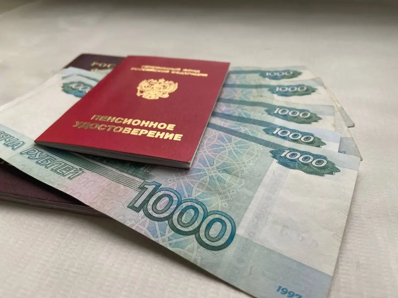 Средняя зарплата в 106 тысяч, но отпуск только у 44%: как дефицит бюджета в 5,8 трлн рублей бьет по кошельку россиян лет