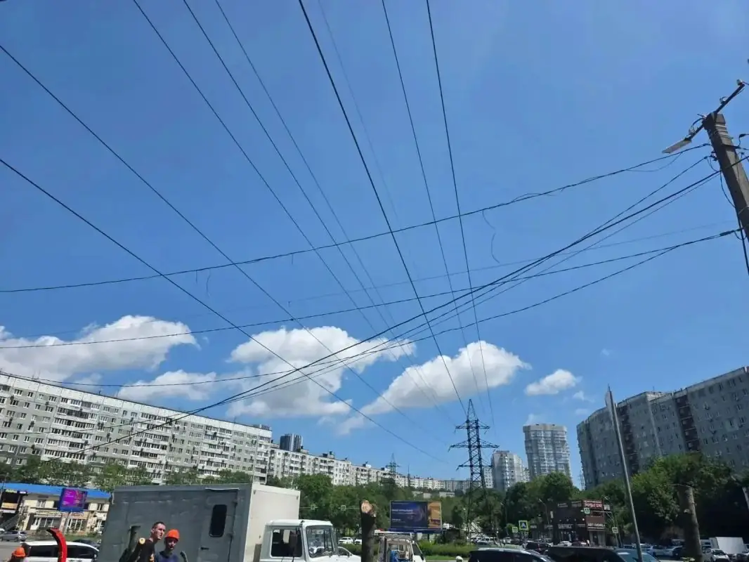 Чужой провод погасил 522 дома во Владивостоке: почему 88 тысяч человек остались в темноте и куда звонить, если света до