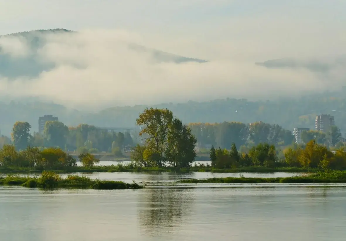 Красноярцы, не лезьте в Енисей: при +25°C на берегу вода ледяная (+12°C), а впереди 8 дней дождей.