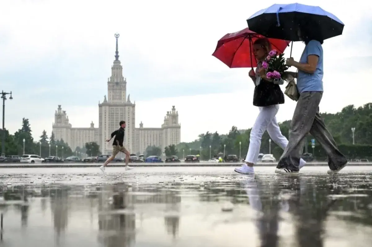 Москва дождь улица зонты июль 2026