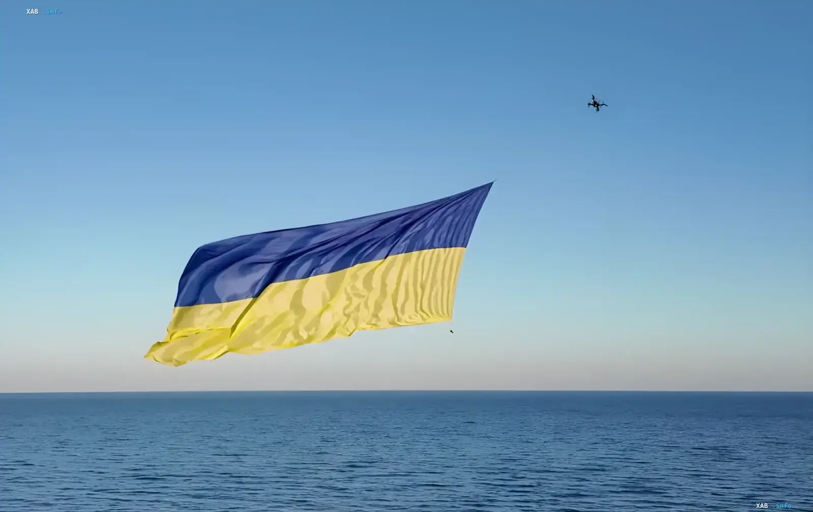 гигантский флаг Украины над Черным морем дрон