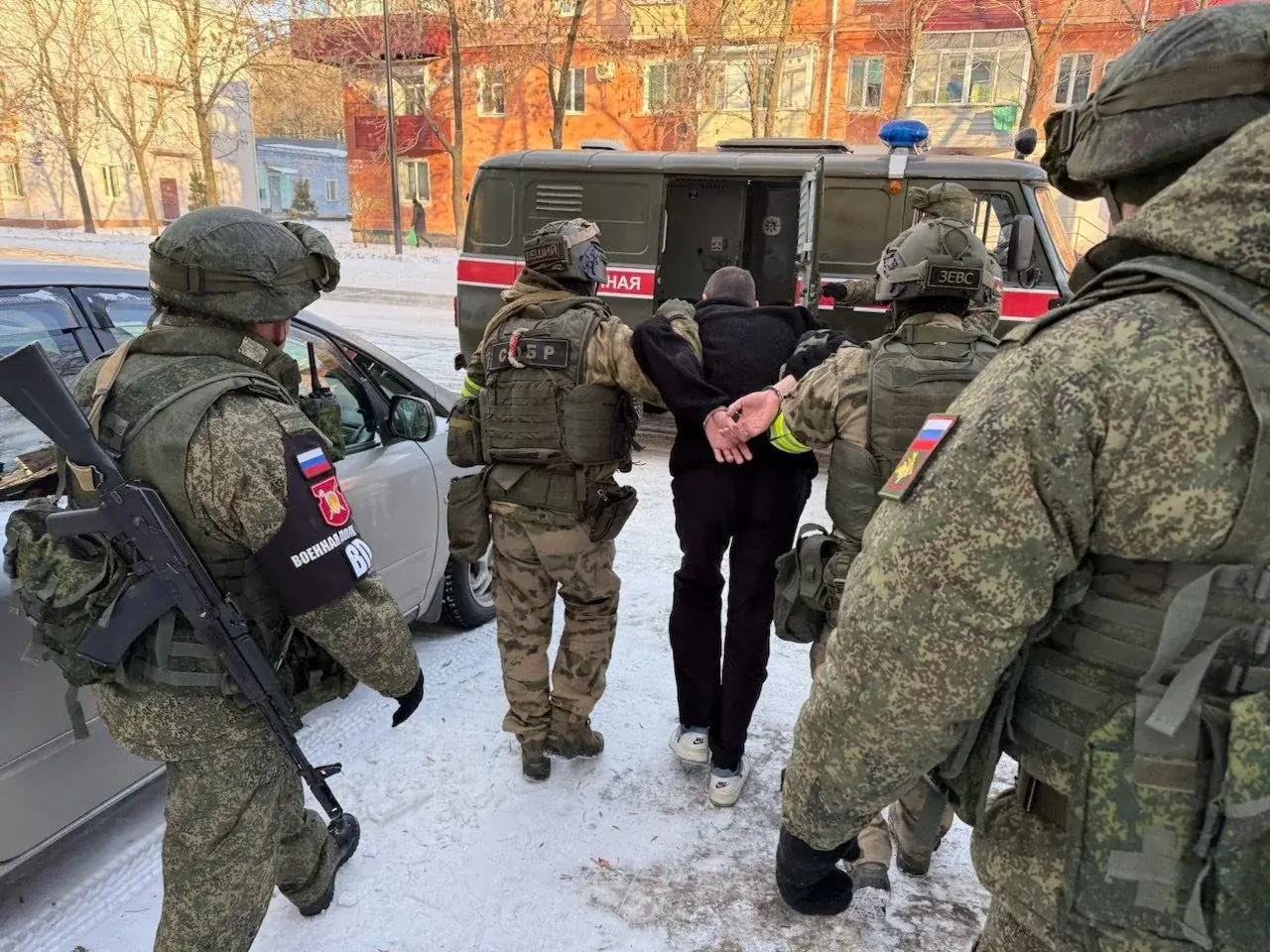Военный билет вместо фейсконтроля: что обязательно взять с собой в клуб после рейдов силовиков 22–23 августа в Москве и
