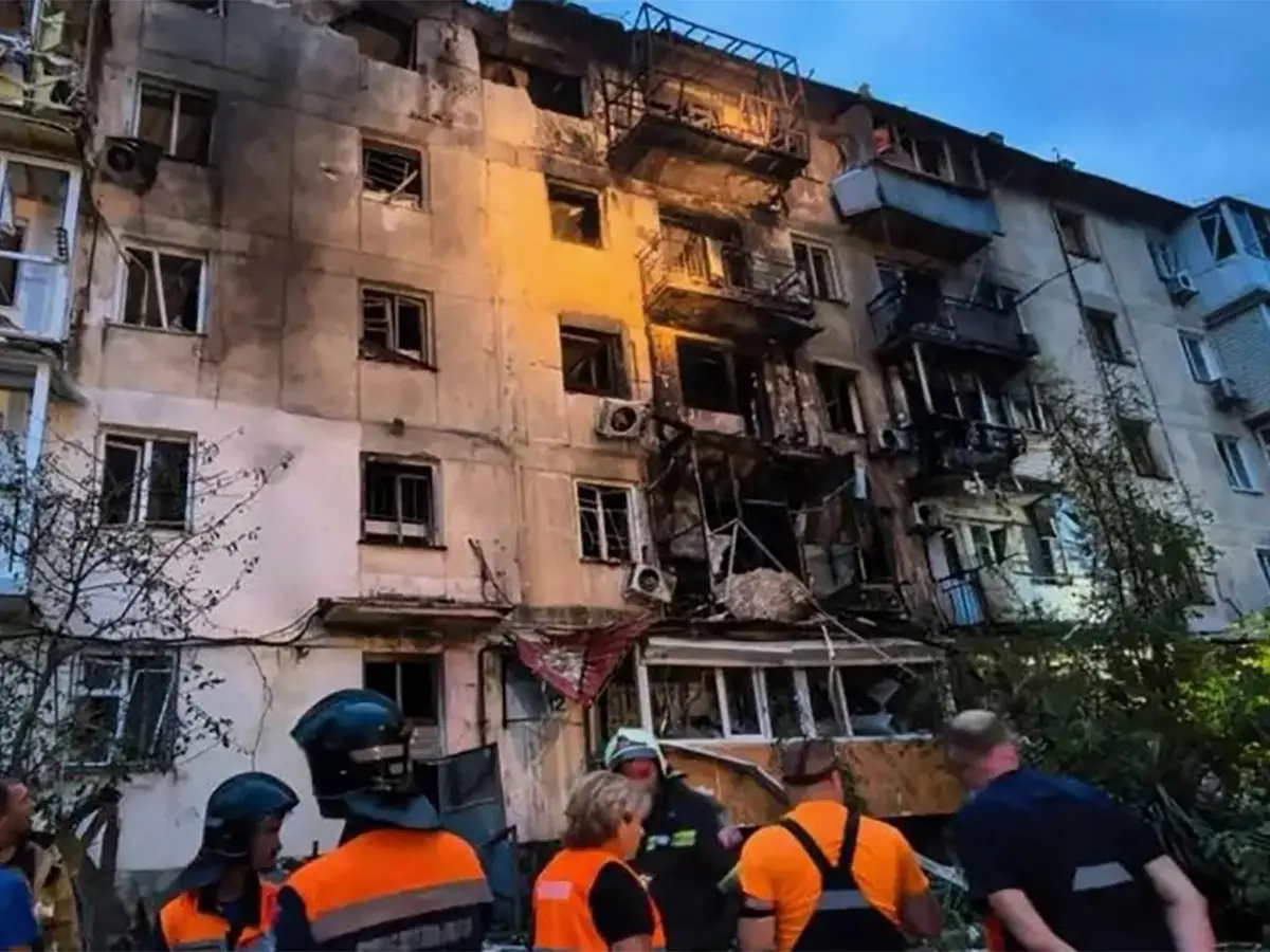 поврежденный жилой дом после падения обломков БПЛА