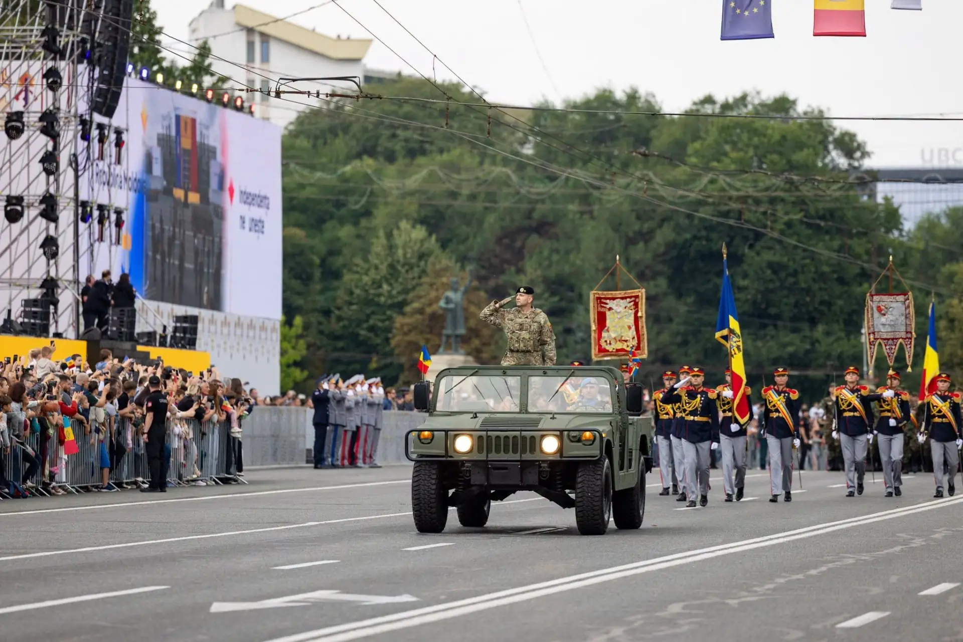 зрители военный парад Кишинев площадь