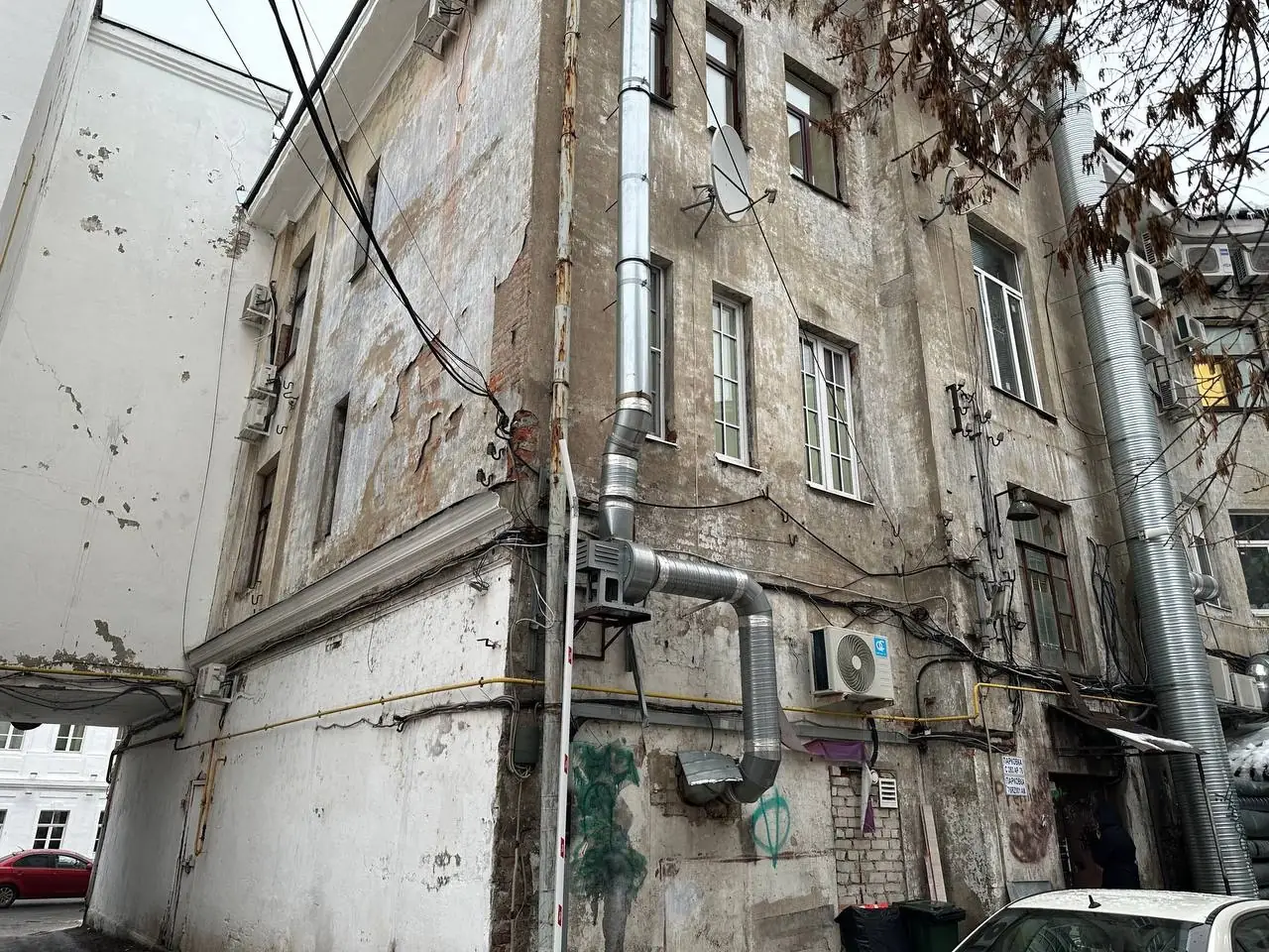 поврежденный фасад здания ярославль