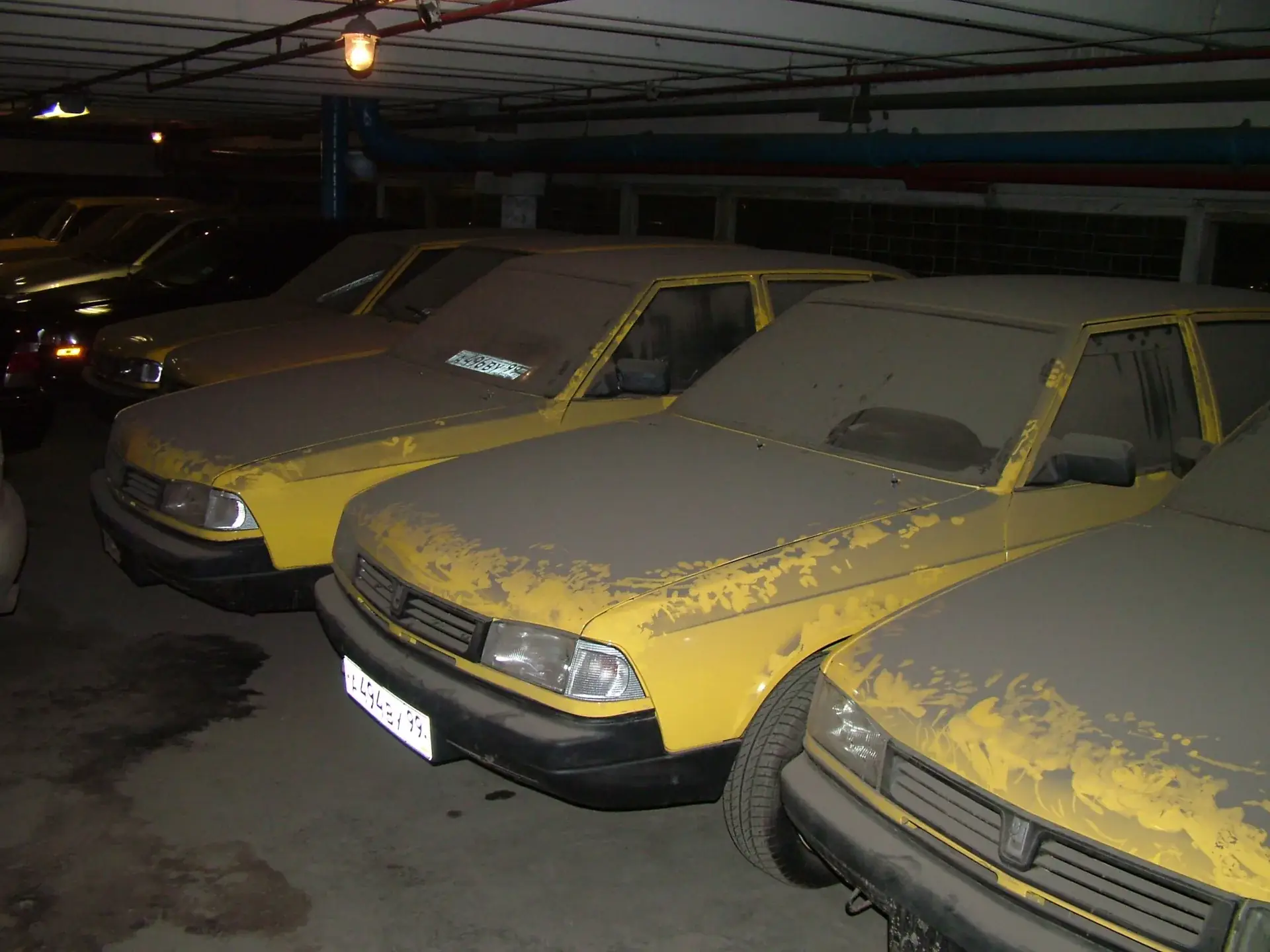 парк корпоративных автомобилей Москвич на охраняемой стоянке