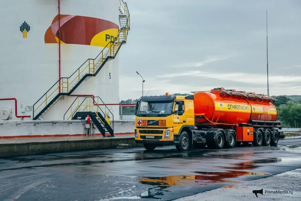 нефтехранилище и бензовозы