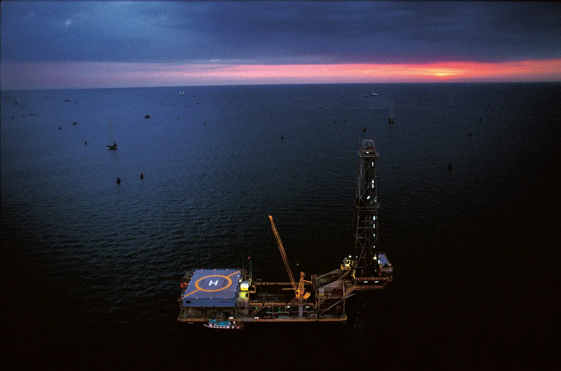 нефтяные вышки Венесуэлы на закате