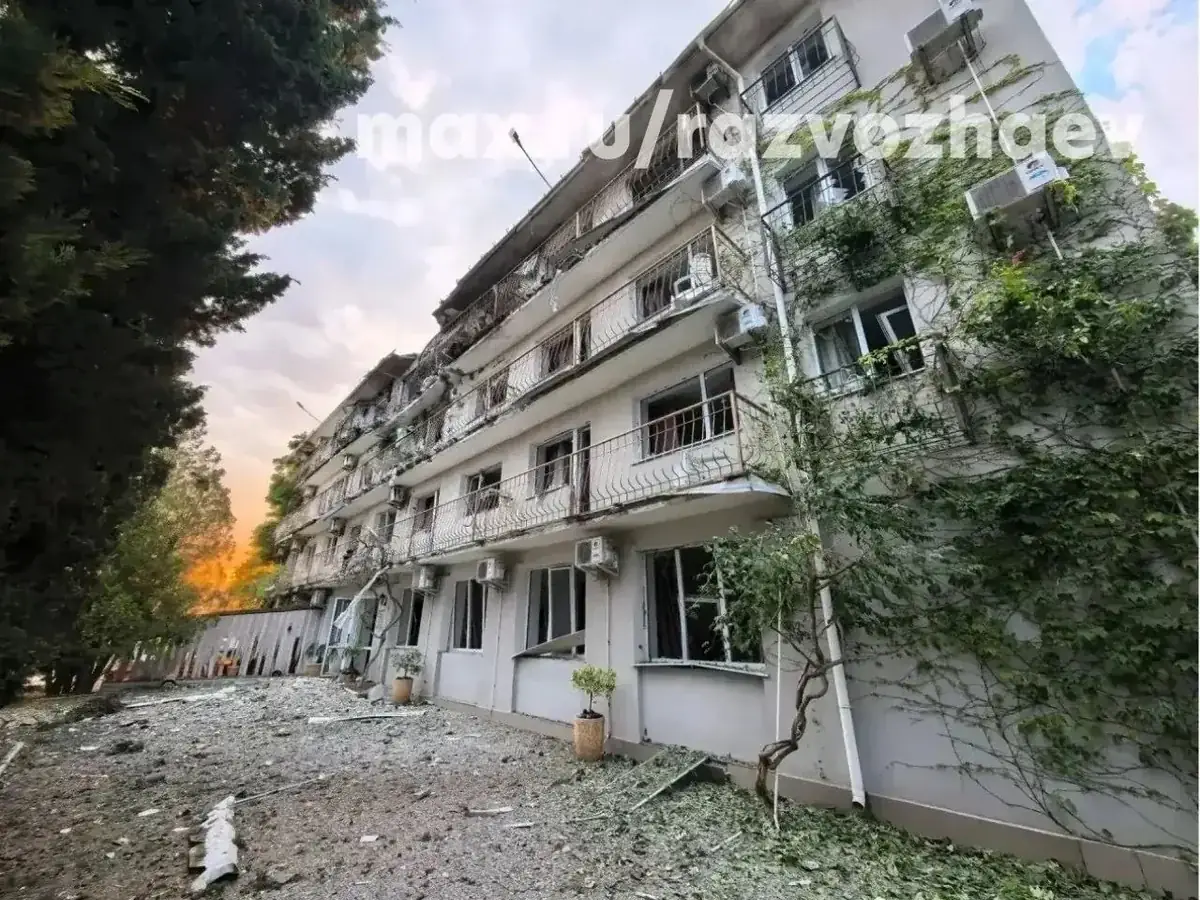 Родителям Севастополя: детсад №34 и более 15 авто повреждены при ночной атаке, но школы не перейдут на дистант.