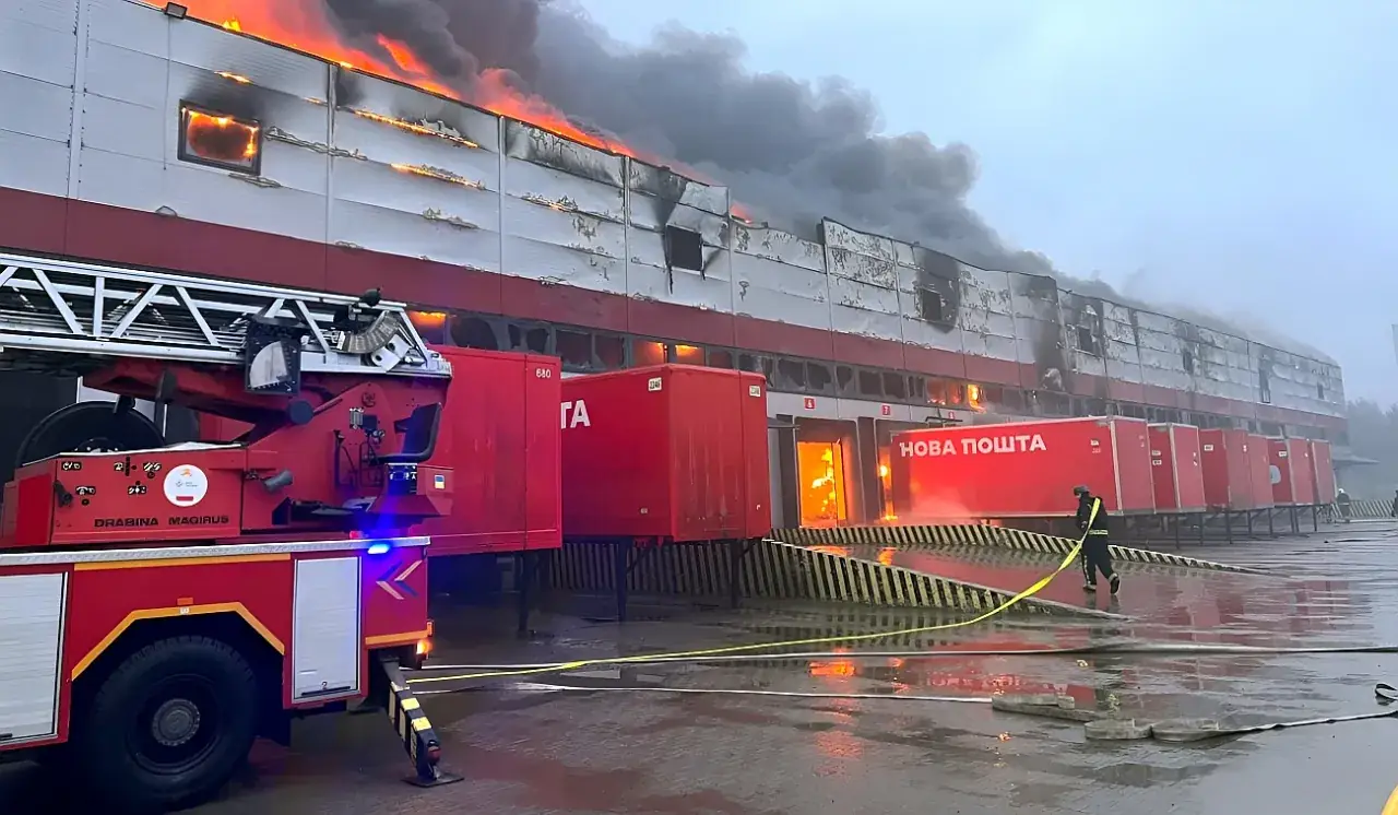 ПВО сбили 313 БПЛА за ночь: атака на 8 регионов оставила 11 пострадавших и повредила склады Ozon и DNS.