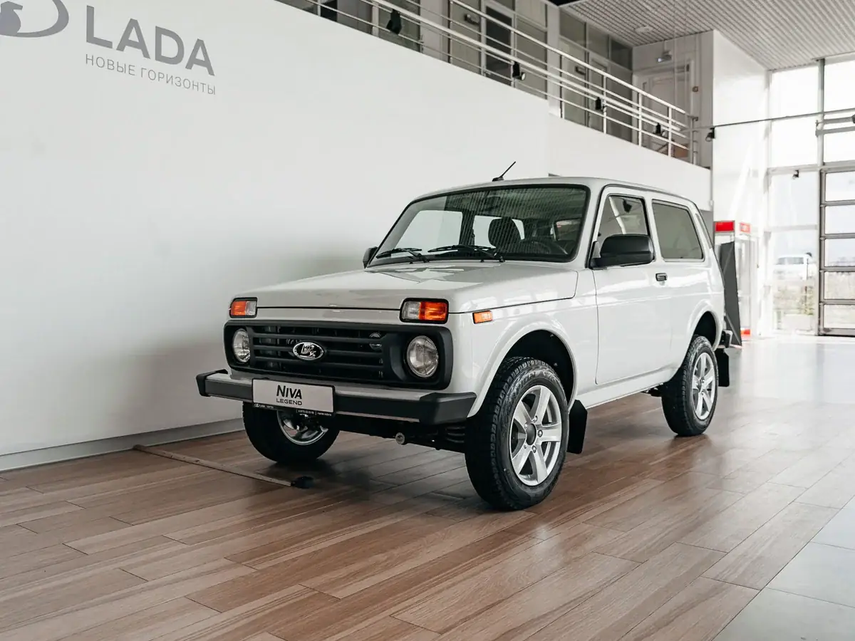 АвтоВАЗ начал продажи новой Lada Niva Legend: мотор 1.8, оцинковка кузова и цены от 1,15 млн рублей