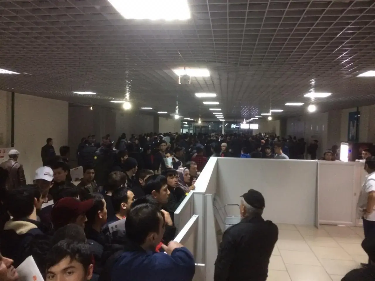 очередь в миграционном центре
