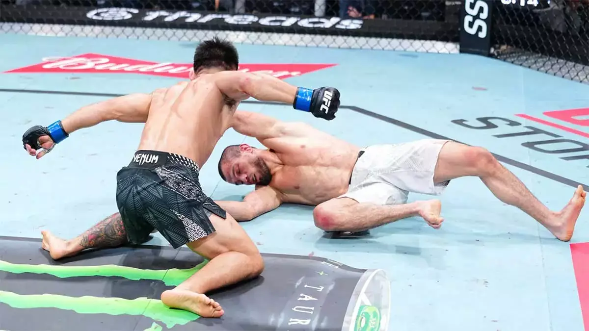 Сонг Ядонг празднует победу в октагоне UFC