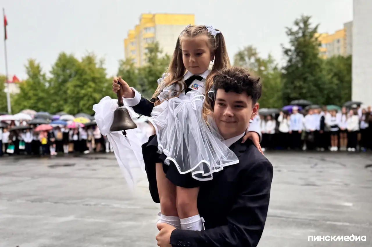 Родителям петербургских школьников: 1 сентября утром +17° и солнце, но к обеду ударит циклон — срочно положите зонт в рю